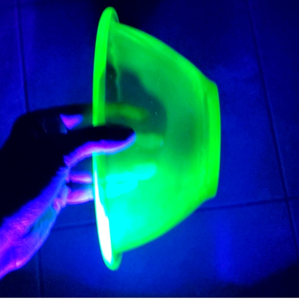 Vintage Hemingray Glass Co uranium glass mixing bowl